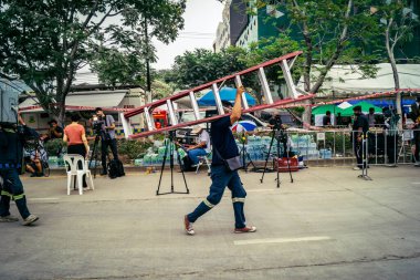 Bangkok, Tayland, 31 Mart 2025 'te Bangkok depremi sonrası yıkılan yüksek binaların inşaatında çalışan kurtarma ekipleri. Birçok kurban hala enkaz altında..
