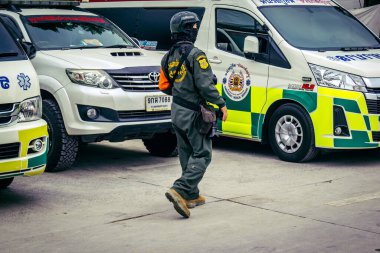 Bangkok, Tayland, 31 Mart 2025 'te Bangkok depremi sonrası yıkılan yüksek binaların inşaatında çalışan kurtarma ekipleri. Birçok kurban hala enkaz altında..