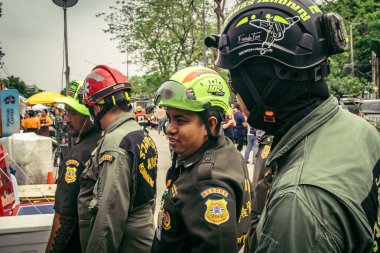Bangkok, Tayland, 31 Mart 2025 'te Bangkok depremi sonrası yıkılan yüksek binaların inşaatında çalışan kurtarma ekipleri. Birçok kurban hala enkaz altında..