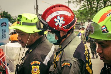 Bangkok, Tayland, 31 Mart 2025 'te Bangkok depremi sonrası yıkılan yüksek binaların inşaatında çalışan kurtarma ekipleri. Birçok kurban hala enkaz altında..