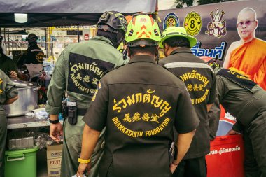 Bangkok, Tayland, 31 Mart 2025 'te Bangkok depremi sonrası yıkılan yüksek binaların inşaatında çalışan kurtarma ekipleri. Birçok kurban hala enkaz altında..