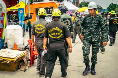 Bangkok, Tayland, 31 Mart 2025 'te Bangkok depremi sonrası yıkılan yüksek binaların inşaatında çalışan kurtarma ekipleri. Birçok kurban hala enkaz altında..