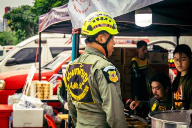 Bangkok, Tayland, 31 Mart 2025 'te Bangkok depremi sonrası yıkılan yüksek binaların inşaatında çalışan kurtarma ekipleri. Birçok kurban hala enkaz altında..