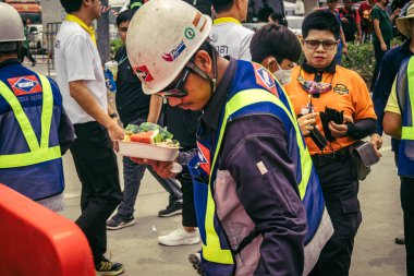 Bangkok, Tayland, 31 Mart 2025 'te Bangkok depremi sonrası yıkılan yüksek binaların inşaatında çalışan kurtarma ekipleri. Birçok kurban hala enkaz altında..