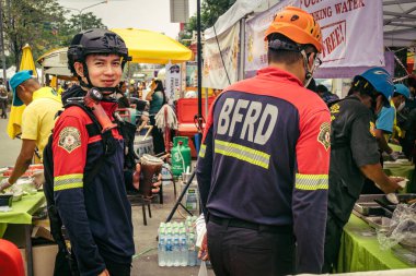 Bangkok, Tayland, 31 Mart 2025 'te Bangkok depremi sonrası yıkılan yüksek binaların inşaatında çalışan kurtarma ekipleri. Birçok kurban hala enkaz altında..