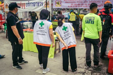 Bangkok, Tayland, 31 Mart 2025 'te Bangkok depremi sonrası yıkılan yüksek binaların inşaatında çalışan kurtarma ekipleri. Birçok kurban hala enkaz altında..