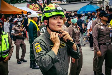 Bangkok, Tayland, 31 Mart 2025 'te Bangkok depremi sonrası yıkılan yüksek binaların inşaatında çalışan kurtarma ekipleri. Birçok kurban hala enkaz altında..