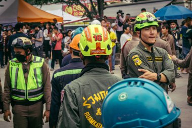 Bangkok, Tayland, 31 Mart 2025 'te Bangkok depremi sonrası yıkılan yüksek binaların inşaatında çalışan kurtarma ekipleri. Birçok kurban hala enkaz altında..