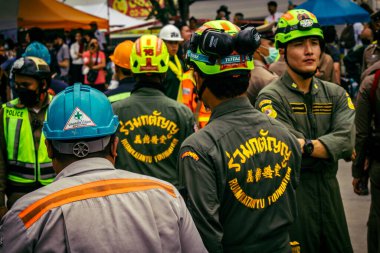 Bangkok, Tayland, 31 Mart 2025 'te Bangkok depremi sonrası yıkılan yüksek binaların inşaatında çalışan kurtarma ekipleri. Birçok kurban hala enkaz altında..