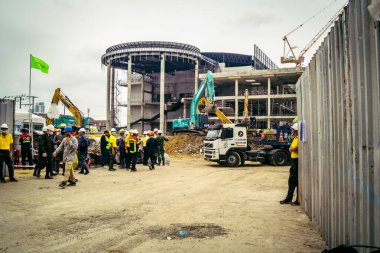 Bangkok, Tayland, 31 Mart 2025 'te Bangkok depremi sonrası yıkılan yüksek binaların inşaatında çalışan kurtarma ekipleri. Birçok kurban hala enkaz altında..