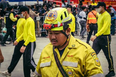 Bangkok, Tayland, 31 Mart 2025 'te Bangkok depremi sonrası yıkılan yüksek binaların inşaatında çalışan kurtarma ekipleri. Birçok kurban hala enkaz altında..