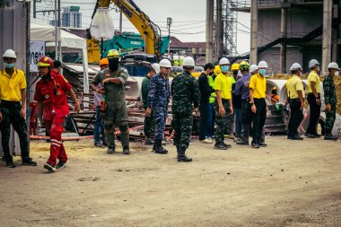 Bangkok, Tayland, 31 Mart 2025 'te Bangkok depremi sonrası yıkılan yüksek binaların inşaatında çalışan kurtarma ekipleri. Birçok kurban hala enkaz altında..