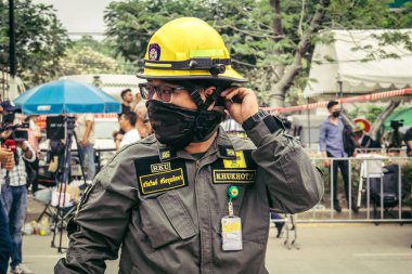 Bangkok, Tayland, 31 Mart 2025 'te Bangkok depremi sonrası yıkılan yüksek binaların inşaatında çalışan kurtarma ekipleri. Birçok kurban hala enkaz altında..