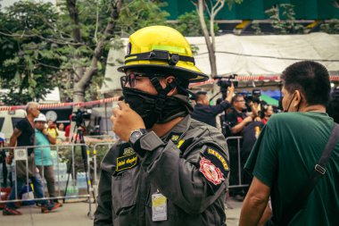 Bangkok, Tayland, 31 Mart 2025 'te Bangkok depremi sonrası yıkılan yüksek binaların inşaatında çalışan kurtarma ekipleri. Birçok kurban hala enkaz altında..