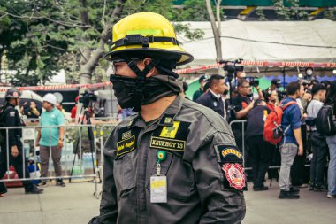 Bangkok, Tayland, 31 Mart 2025 'te Bangkok depremi sonrası yıkılan yüksek binaların inşaatında çalışan kurtarma ekipleri. Birçok kurban hala enkaz altında..