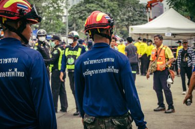 Bangkok, Tayland, 31 Mart 2025 'te Bangkok depremi sonrası yıkılan yüksek binaların inşaatında çalışan kurtarma ekipleri. Birçok kurban hala enkaz altında..