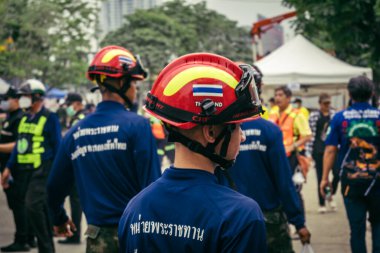 Bangkok, Tayland, 31 Mart 2025 'te Bangkok depremi sonrası yıkılan yüksek binaların inşaatında çalışan kurtarma ekipleri. Birçok kurban hala enkaz altında..