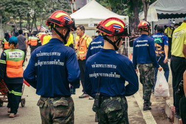 Bangkok, Tayland, 31 Mart 2025 'te Bangkok depremi sonrası yıkılan yüksek binaların inşaatında çalışan kurtarma ekipleri. Birçok kurban hala enkaz altında..