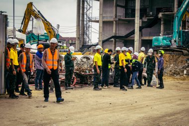Bangkok, Tayland, 31 Mart 2025 'te Bangkok depremi sonrası yıkılan yüksek binaların inşaatında çalışan kurtarma ekipleri. Birçok kurban hala enkaz altında..