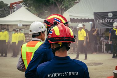 Bangkok, Tayland, 31 Mart 2025 'te Bangkok depremi sonrası yıkılan yüksek binaların inşaatında çalışan kurtarma ekipleri. Birçok kurban hala enkaz altında..