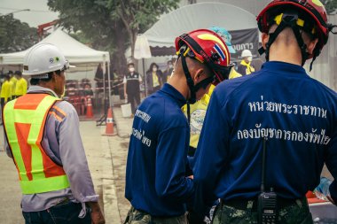 Bangkok, Tayland, 31 Mart 2025 'te Bangkok depremi sonrası yıkılan yüksek binaların inşaatında çalışan kurtarma ekipleri. Birçok kurban hala enkaz altında..