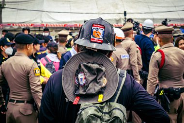 Bangkok, Tayland, 31 Mart 2025 'te Bangkok depremi sonrası yıkılan yüksek binaların inşaatında çalışan kurtarma ekipleri. Birçok kurban hala enkaz altında..