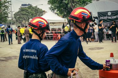 Bangkok, Tayland, 31 Mart 2025 'te Bangkok depremi sonrası yıkılan yüksek binaların inşaatında çalışan kurtarma ekipleri. Birçok kurban hala enkaz altında..