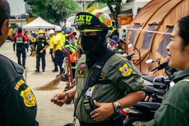 Bangkok, Tayland, 31 Mart 2025 'te Bangkok depremi sonrası yıkılan yüksek binaların inşaatında çalışan kurtarma ekipleri. Birçok kurban hala enkaz altında..