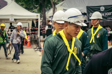 Bangkok, Tayland, 31 Mart 2025 'te Bangkok depremi sonrası yıkılan yüksek binaların inşaatında çalışan kurtarma ekipleri. Birçok kurban hala enkaz altında..