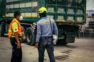 Bangkok, Tayland, 31 Mart 2025 'te Bangkok depremi sonrası yıkılan yüksek binaların inşaatında çalışan kurtarma ekipleri. Birçok kurban hala enkaz altında..