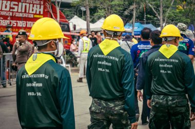 Bangkok, Tayland, 31 Mart 2025 'te Bangkok depremi sonrası yıkılan yüksek binaların inşaatında çalışan kurtarma ekipleri. Birçok kurban hala enkaz altında..