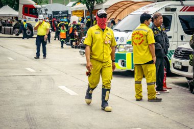 Bangkok, Tayland, 31 Mart 2025 'te Bangkok depremi sonrası yıkılan yüksek binaların inşaatında çalışan kurtarma ekipleri. Birçok kurban hala enkaz altında..