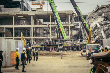 Bangkok, Tayland, 31 Mart 2025 'te Bangkok depremi sonrası yıkılan yüksek binaların inşaatında çalışan kurtarma ekipleri. Birçok kurban hala enkaz altında..