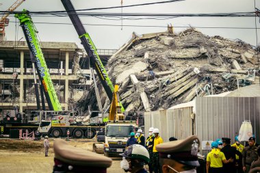 Bangkok, Tayland, 31 Mart 2025 'te Bangkok depremi sonrası yıkılan yüksek binaların inşaatında çalışan kurtarma ekipleri. Birçok kurban hala enkaz altında..