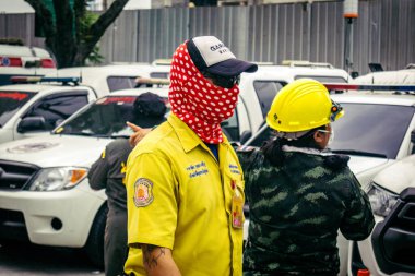 Bangkok, Tayland, 31 Mart 2025 'te Bangkok depremi sonrası yıkılan yüksek binaların inşaatında çalışan kurtarma ekipleri. Birçok kurban hala enkaz altında..