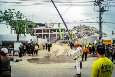 Bangkok, Tayland, 31 Mart 2025 'te Bangkok depremi sonrası yıkılan yüksek binaların inşaatında çalışan kurtarma ekipleri. Birçok kurban hala enkaz altında..