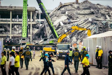 Bangkok, Tayland, 31 Mart 2025 'te Bangkok depremi sonrası yıkılan yüksek binaların inşaatında çalışan kurtarma ekipleri. Birçok kurban hala enkaz altında..