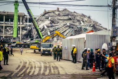 Bangkok, Tayland, 31 Mart 2025 'te Bangkok depremi sonrası yıkılan yüksek binaların inşaatında çalışan kurtarma ekipleri. Birçok kurban hala enkaz altında..