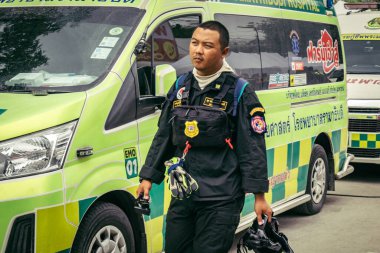 Bangkok, Tayland, 31 Mart 2025 'te Bangkok depremi sonrası yıkılan yüksek binaların inşaatında çalışan kurtarma ekipleri. Birçok kurban hala enkaz altında..