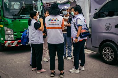Bangkok, Tayland, 31 Mart 2025 'te Bangkok depremi sonrası yıkılan yüksek binaların inşaatında çalışan kurtarma ekipleri. Birçok kurban hala enkaz altında..