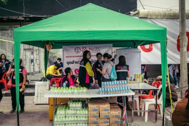 Bangkok, Tayland, 31 Mart 2025 'te Bangkok depremi sonrası yıkılan yüksek binaların inşaatında çalışan kurtarma ekipleri. Birçok kurban hala enkaz altında..