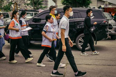 Bangkok, Tayland, 31 Mart 2025 'te Bangkok depremi sonrası yıkılan yüksek binaların inşaatında çalışan kurtarma ekipleri. Birçok kurban hala enkaz altında..