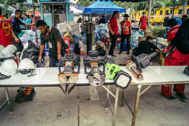 Bangkok, Tayland, 31 Mart 2025 'te Bangkok depremi sonrası yıkılan yüksek binaların inşaatında çalışan kurtarma ekipleri. Birçok kurban hala enkaz altında..
