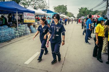 Bangkok, Tayland, 31 Mart 2025 'te Bangkok depremi sonrası yıkılan yüksek binaların inşaatında çalışan kurtarma ekipleri. Birçok kurban hala enkaz altında..