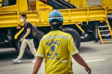 Bangkok, Tayland, 31 Mart 2025 'te Bangkok depremi sonrası yıkılan yüksek binaların inşaatında çalışan kurtarma ekipleri. Birçok kurban hala enkaz altında..