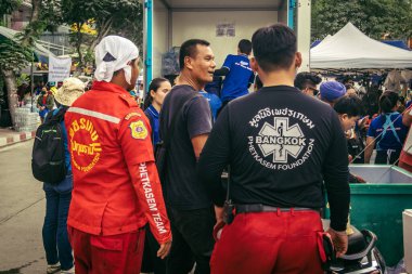 Bangkok, Tayland, 31 Mart 2025 'te Bangkok depremi sonrası yıkılan yüksek binaların inşaatında çalışan kurtarma ekipleri. Birçok kurban hala enkaz altında..