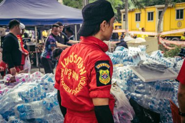 Bangkok, Tayland, 31 Mart 2025 'te Bangkok depremi sonrası yıkılan yüksek binaların inşaatında çalışan kurtarma ekipleri. Birçok kurban hala enkaz altında..