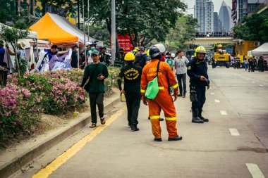 Bangkok, Tayland, 31 Mart 2025 'te Bangkok depremi sonrası yıkılan yüksek binaların inşaatında çalışan kurtarma ekipleri. Birçok kurban hala enkaz altında..