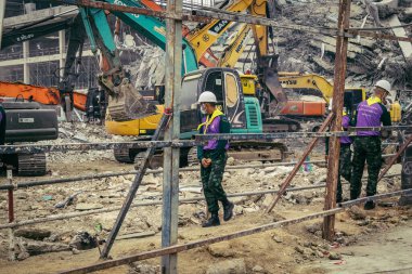 Bangkok, Tayland, 31 Mart 2025 'te Bangkok depremi sonrası yıkılan yüksek binaların inşaatında çalışan kurtarma ekipleri. Birçok kurban hala enkaz altında..