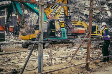 Bangkok, Tayland, 31 Mart 2025 'te Bangkok depremi sonrası yıkılan yüksek binaların inşaatında çalışan kurtarma ekipleri. Birçok kurban hala enkaz altında..